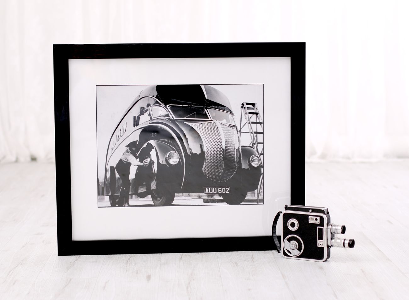 Stará fotografie zapaspartovaná v bílé paspartě a v moderním černém rámu | © Frame-it.cz
