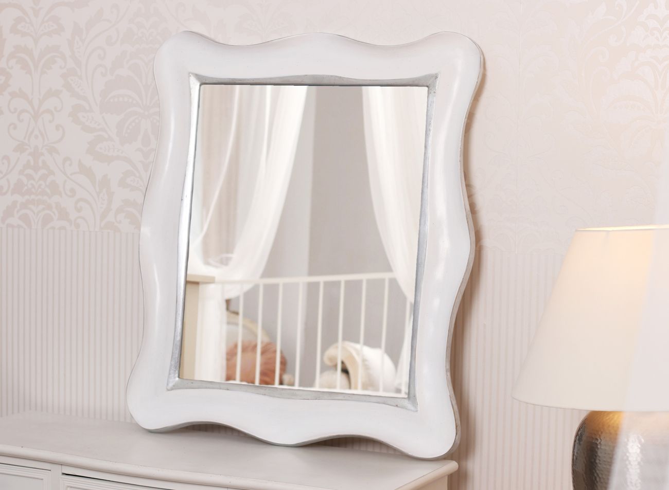Malé luxusní zrcadlo v bílém zakázkově vyřezávaném rámu se zaoblenými rohy a tvarem vlny | © Frame-it.cz
